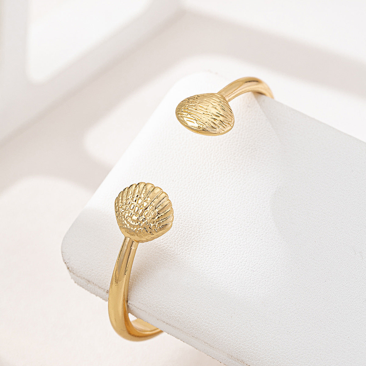 SILUEEN™ - Bracciale aperto in conchiglia dorata 