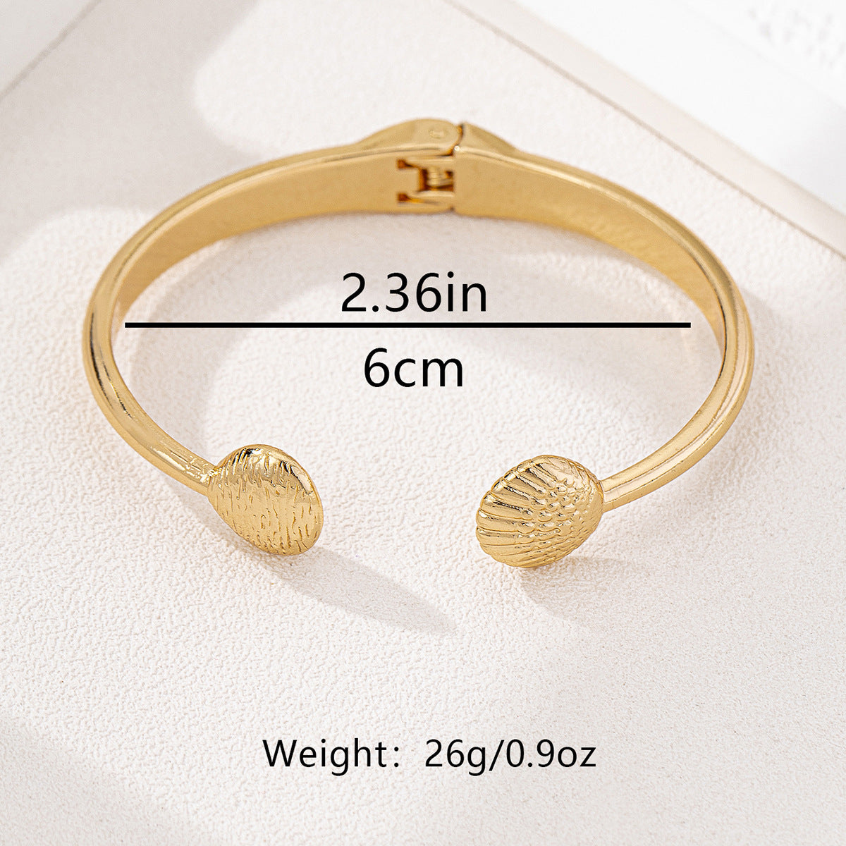 SILUEEN™ - Bracciale aperto in conchiglia dorata 