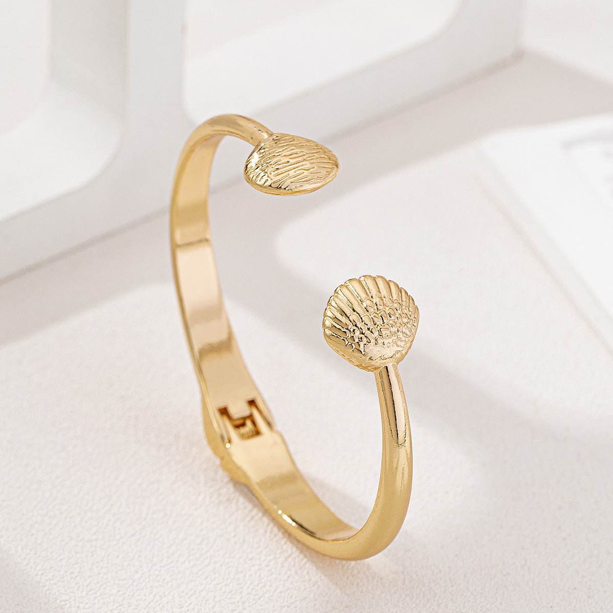 SILUEEN™ - Bracciale aperto in conchiglia dorata 