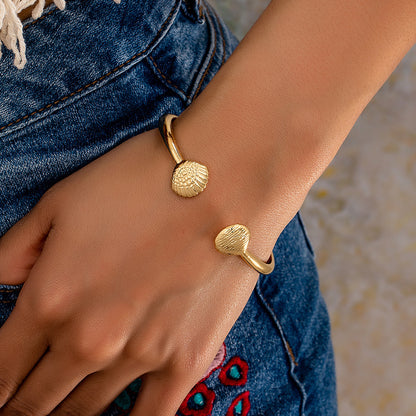 SILUEEN™ - Bracciale aperto in conchiglia dorata 