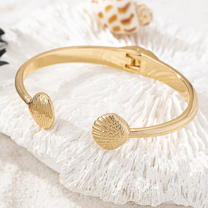 SILUEEN™ - Bracciale aperto in conchiglia dorata 